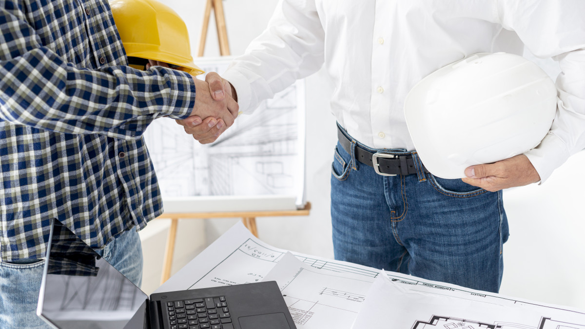 une poignee de main entre un client et un constructeur de maison